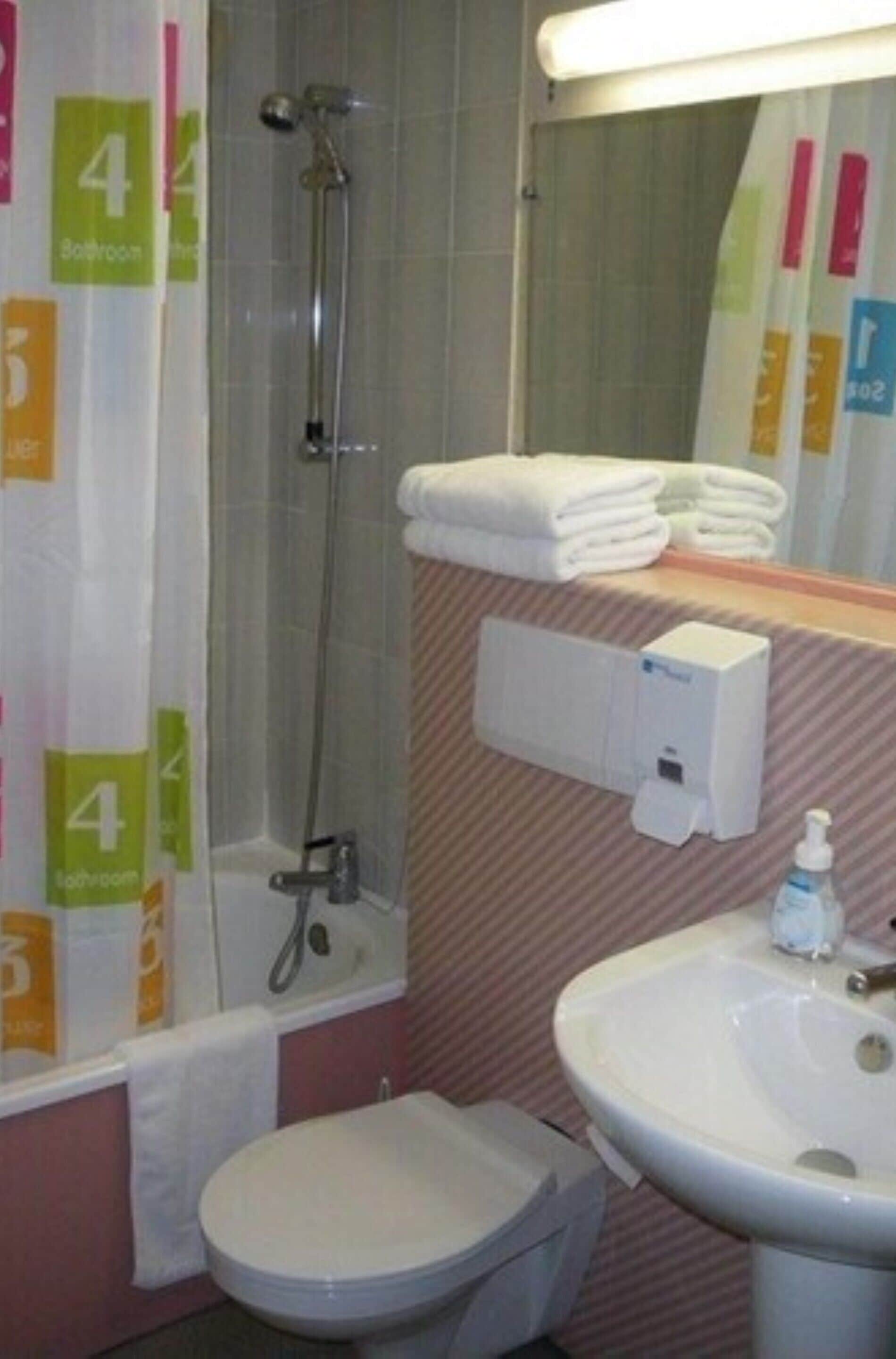 combined shower/bathtub, free toiletries, hair dryer, towels