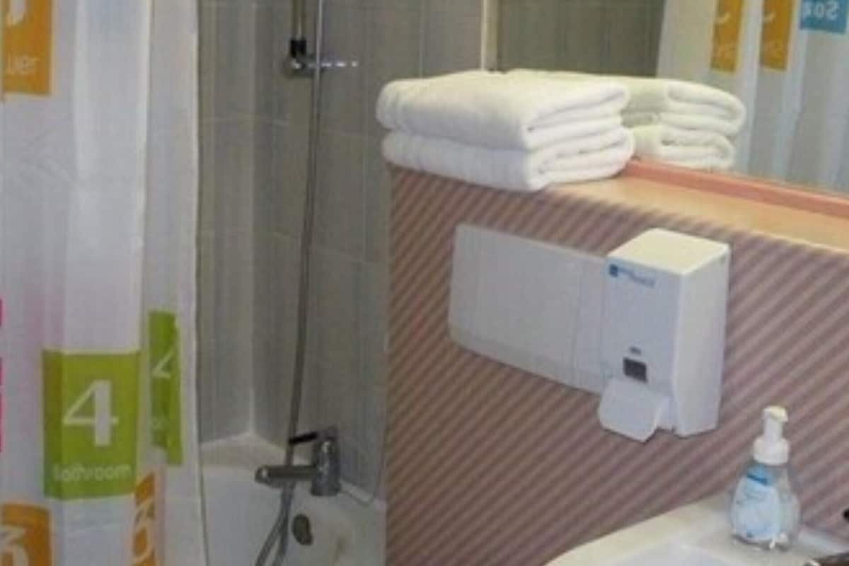 combined shower/bathtub, free toiletries, hair dryer, towels