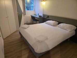 Standard Double Room, 1 Double Bed | Individually decorated, desk, blackout curtains, free WiFi - Logis Hôtel Come Inn (Poitiers)