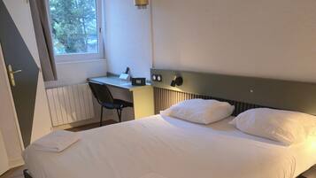Standaard tweepersoonskamer, 1 tweepersoonsbed | Individueel gedecoreerd, een bureau, verduisterende gordijnen