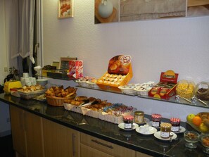 A buffet with various food items and condiments. - Logis Hôtel Come Inn (Poitiers)