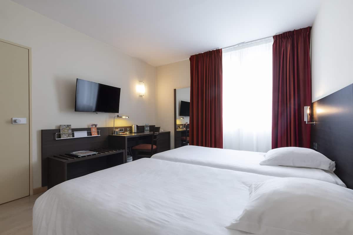 comfort twin room | in-room safe, desk, soundproofing, free wifi