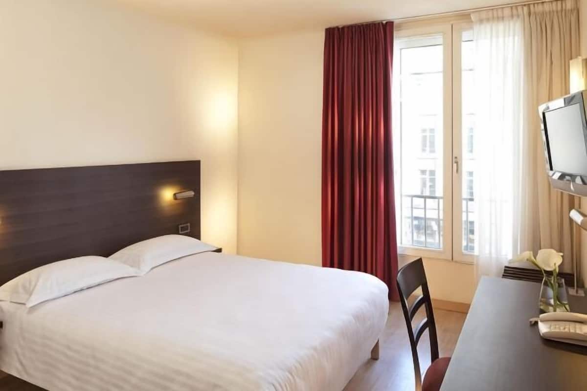 In-room safe, desk, soundproofing, free WiFi