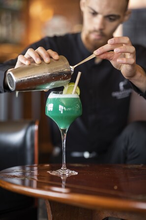 Bar (trong khuôn viên)