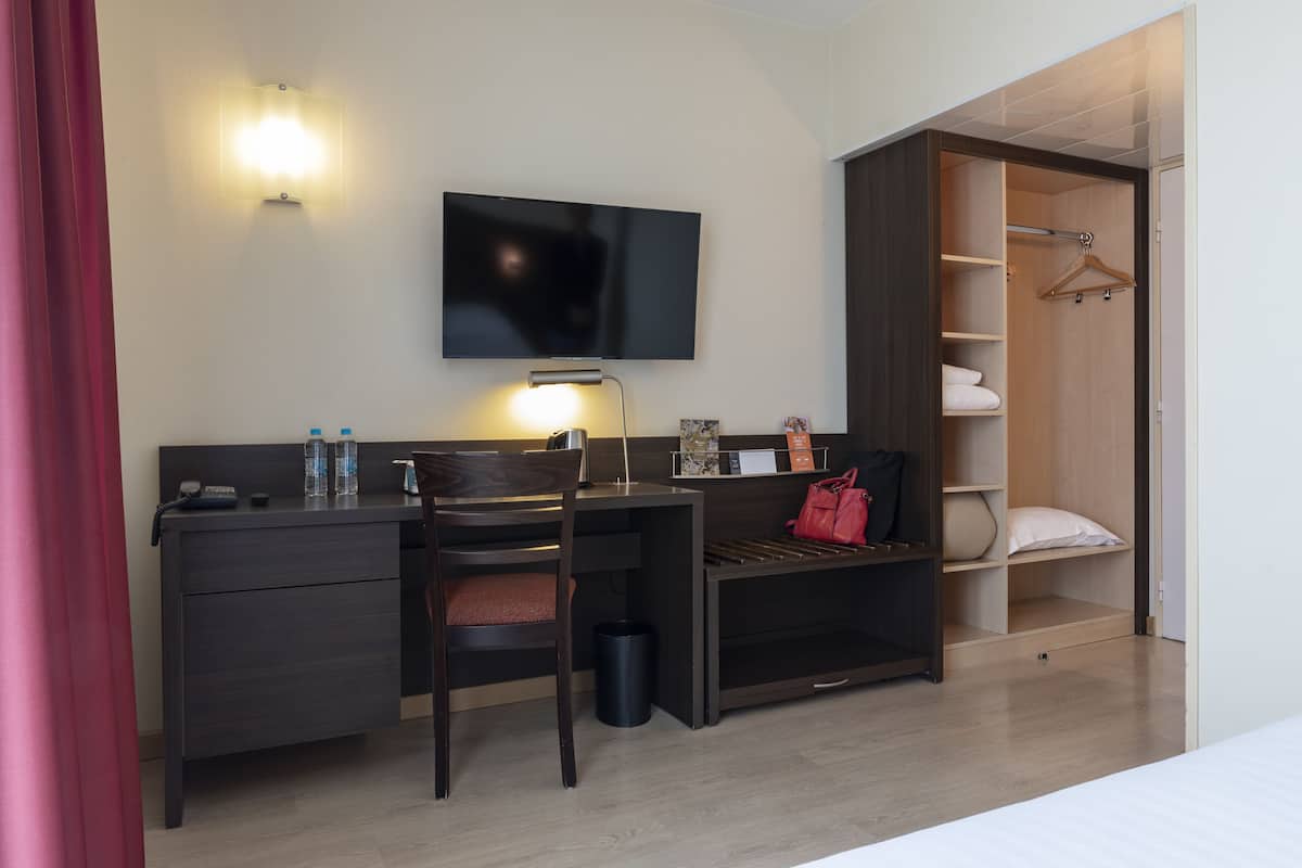 comfort double room | in-room safe, desk, soundproofing, free wifi