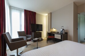 خزنة داخل الغرفة ومكتب وتجهيزات عازلة للصوت وواي فاي مجانًا