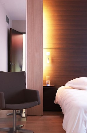 In-room safe, desk, soundproofing, iron/ironing board - Hôtel Oceania Nantes Aéroport (Bouguenais)