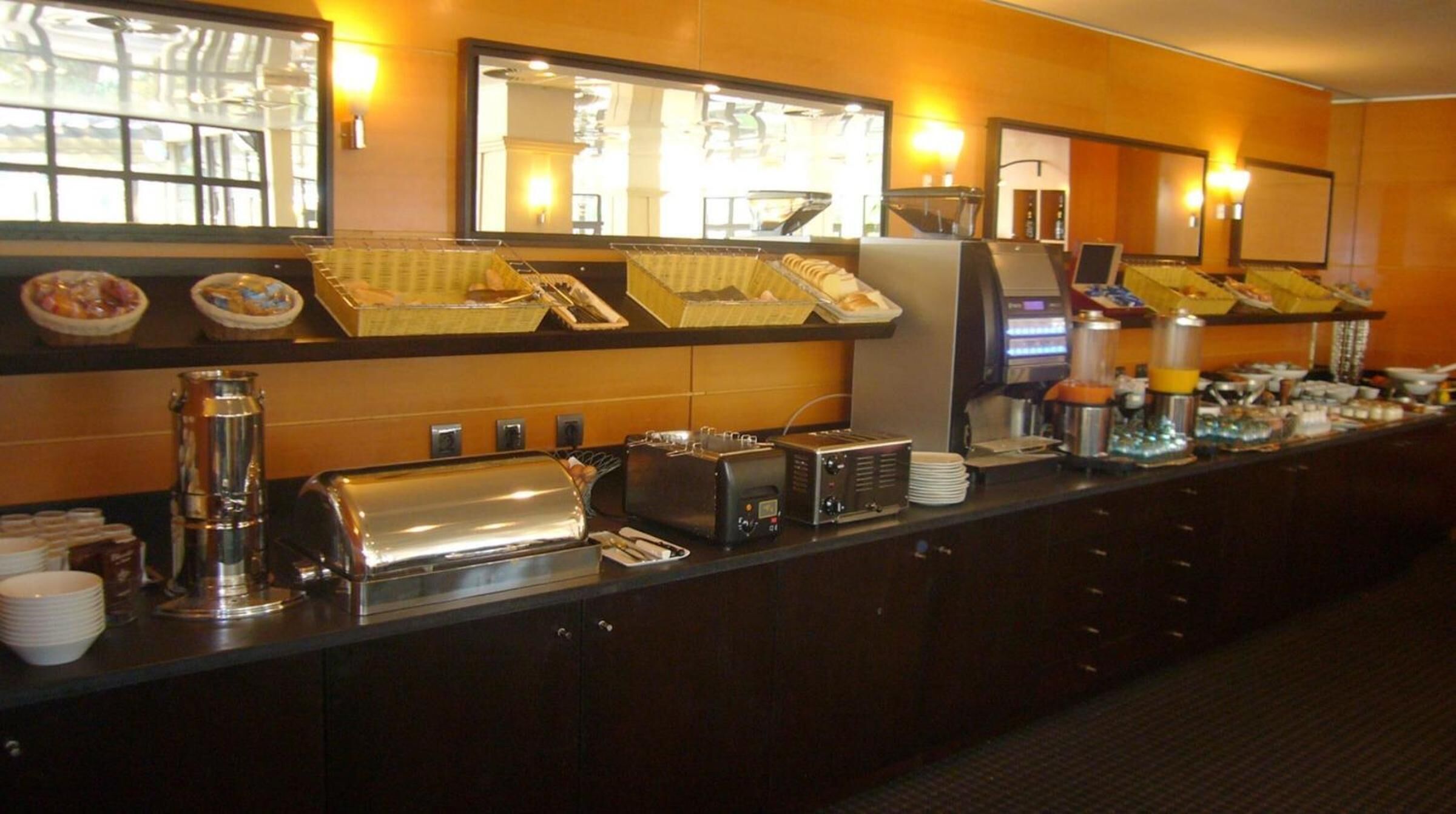 breakfast, lunch, dinner served; french cuisine