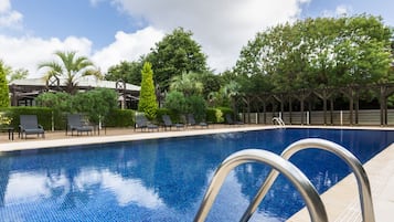 Piscina stagionale all'aperto, ombrelloni da piscina, lettini