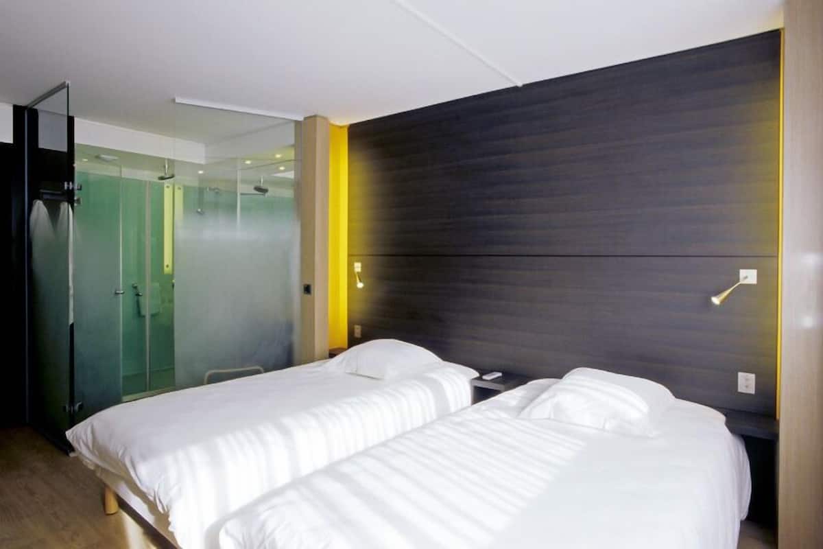 Comfort-Zweibettzimmer | Zimmersafe, Schreibtisch, schallisolierte Zimmer, Bügeleisen/Bügelbrett