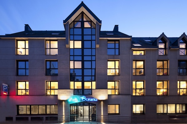 Façana frontal de l'allotjament (vespre/nit)