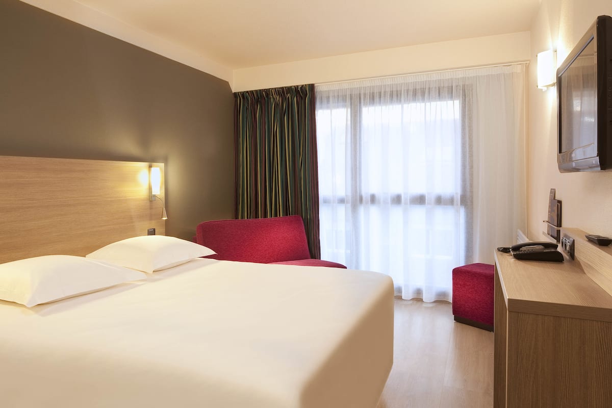 Habitación superior, 1 cama matrimonial y sofá cama | Decoración personalizada, muebles diferentes y escritorio