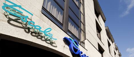 A building with a sign that reads "Cecio".