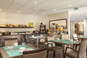 Café da manhã com buffet todos os dias (EUR 16 por pessoa) 