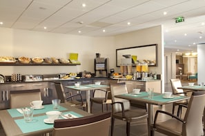 Frukostbuffé varje dag (EUR 16 per person)