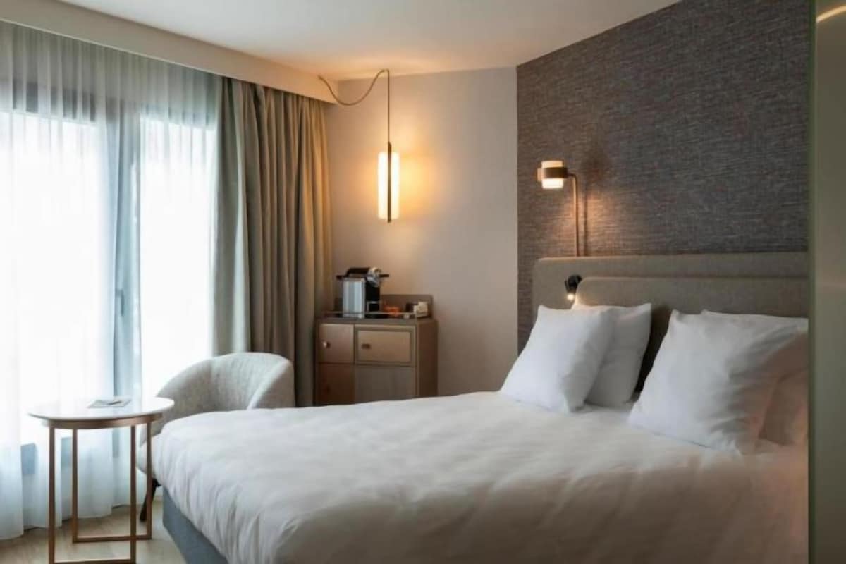 Ropa de cama de alta calidad y caja de seguridad en la habitación