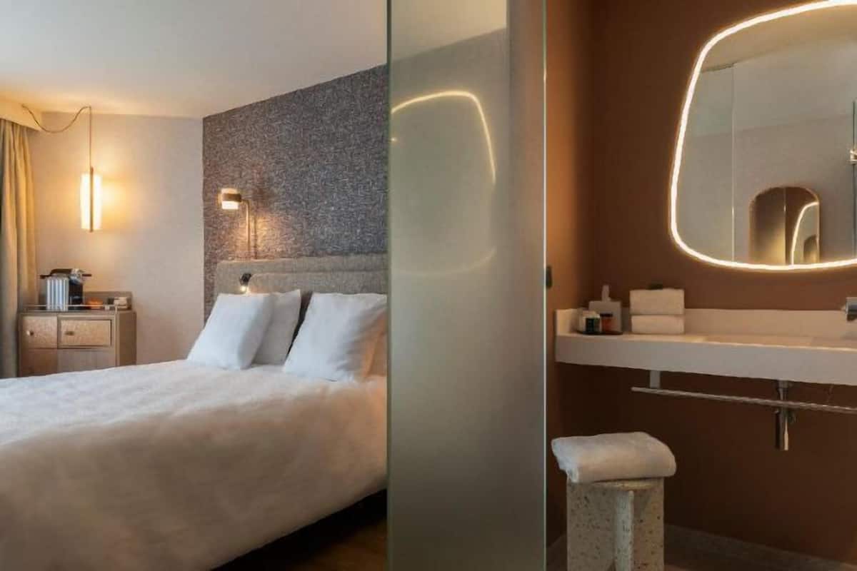 Hochwertige Bettwaren, Zimmersafe, Schreibtisch, schallisolierte Zimmer