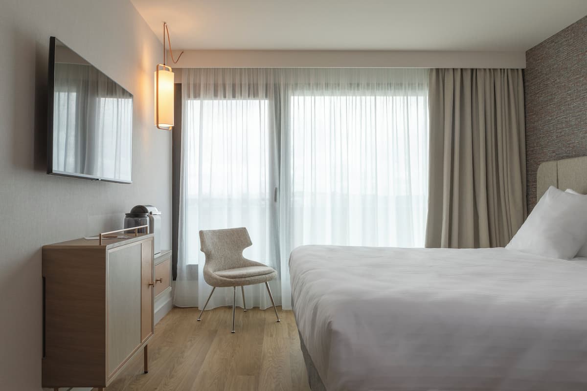 Premium bedding, in-room safe, desk, soundproofing