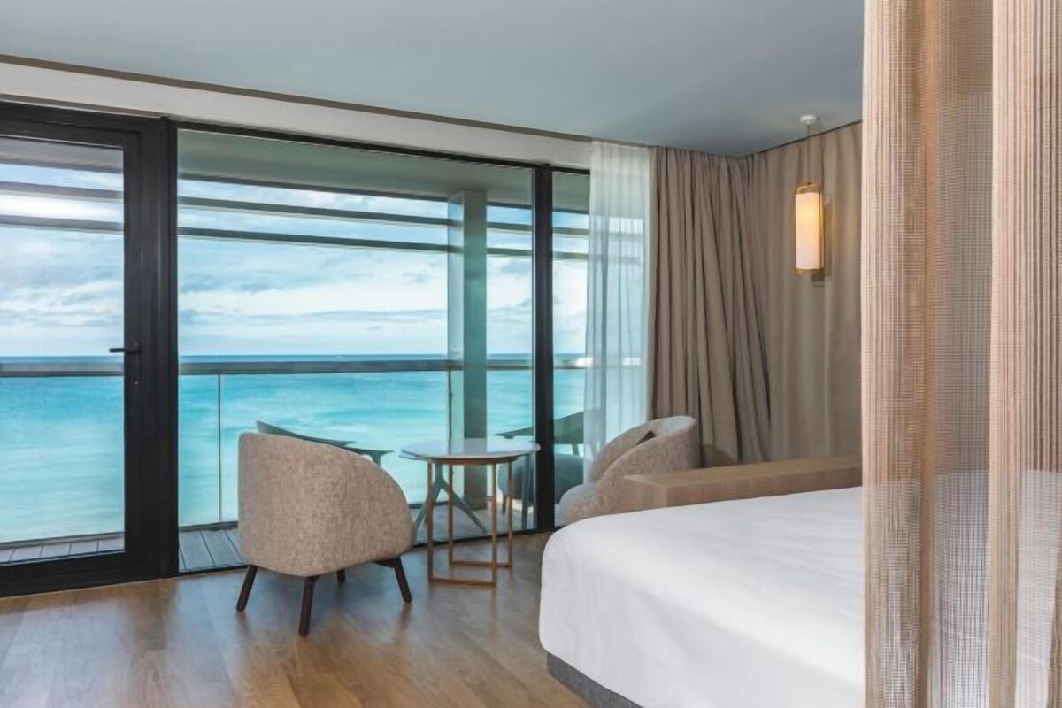 Premium bedding, in-room safe, desk, soundproofing
