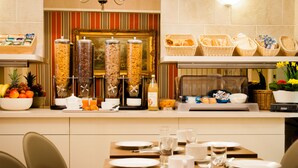 Een ontbijtbuffet met verschillende gerechten en dranken.