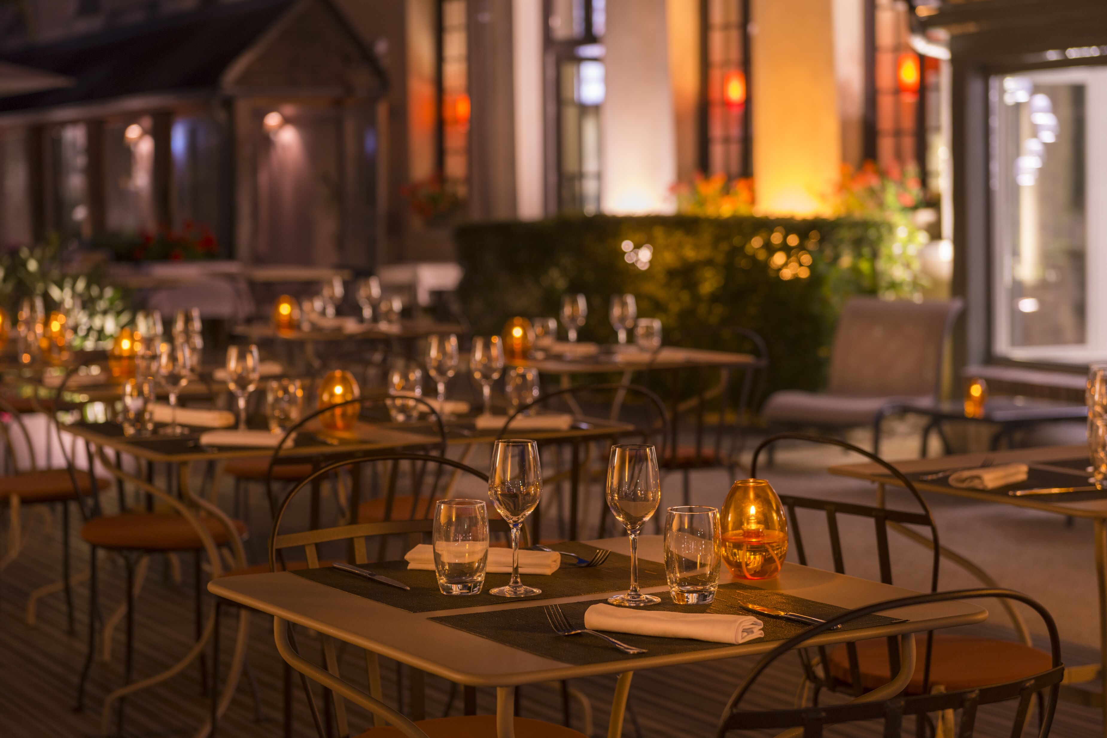 2 restaurants, lunch served