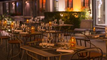 2 restaurants, serveren lunch