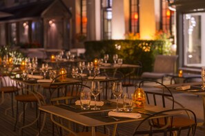 2 restaurants; lunch and dinner served