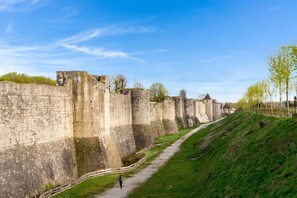 Hiking - Hôtel Aux Vieux Remparts (Provins)
