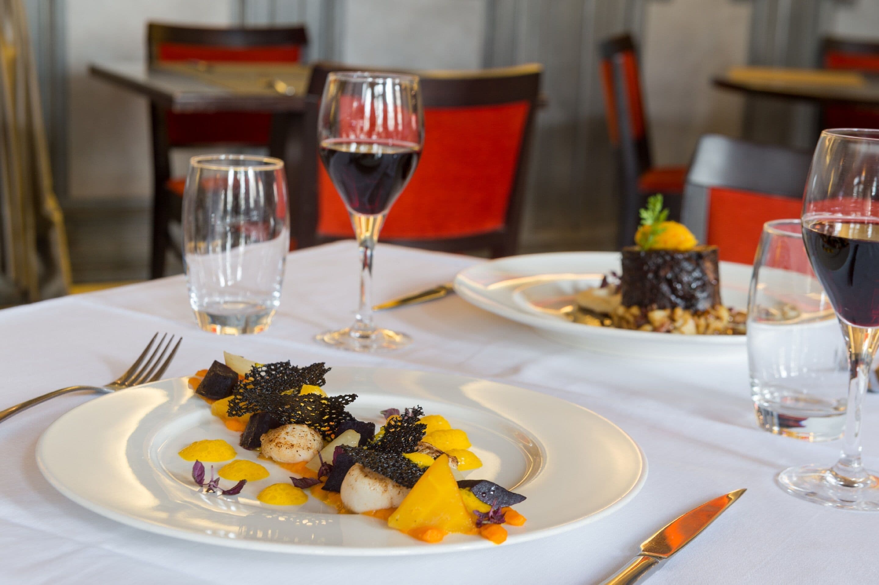 2 restaurantes; se sirven almuerzos 