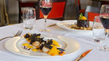 2 restaurantes; se sirven comidas
