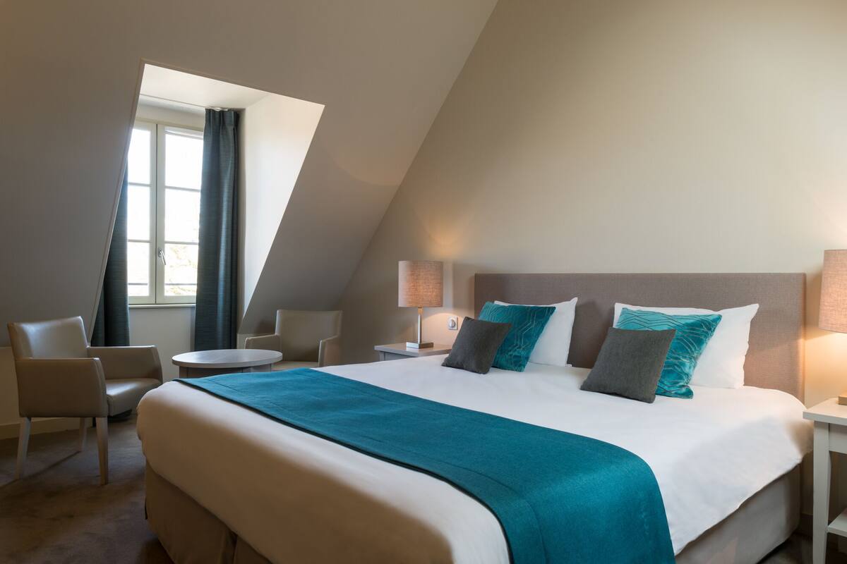In-room safe, free WiFi, individually furnished, bed sheets