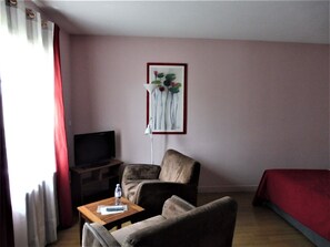 Suite Confort lit double ou lits jumeaux 1 ou 2 personnes | 1 غرفة نوم وأغطية فراش متميزة وتجهيزات عازلة للصوت ومكواة/لوح كي