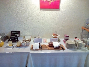Desayuno buffet (EUR 10.90 por persona)