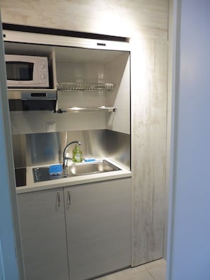 Suite Familiale Confort 1 ou 2 personnes | Private kitchen | Espresso maker, electric kettle