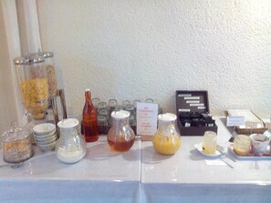 Daily buffet breakfast for a fee - Auberge De Launay (Limeray)