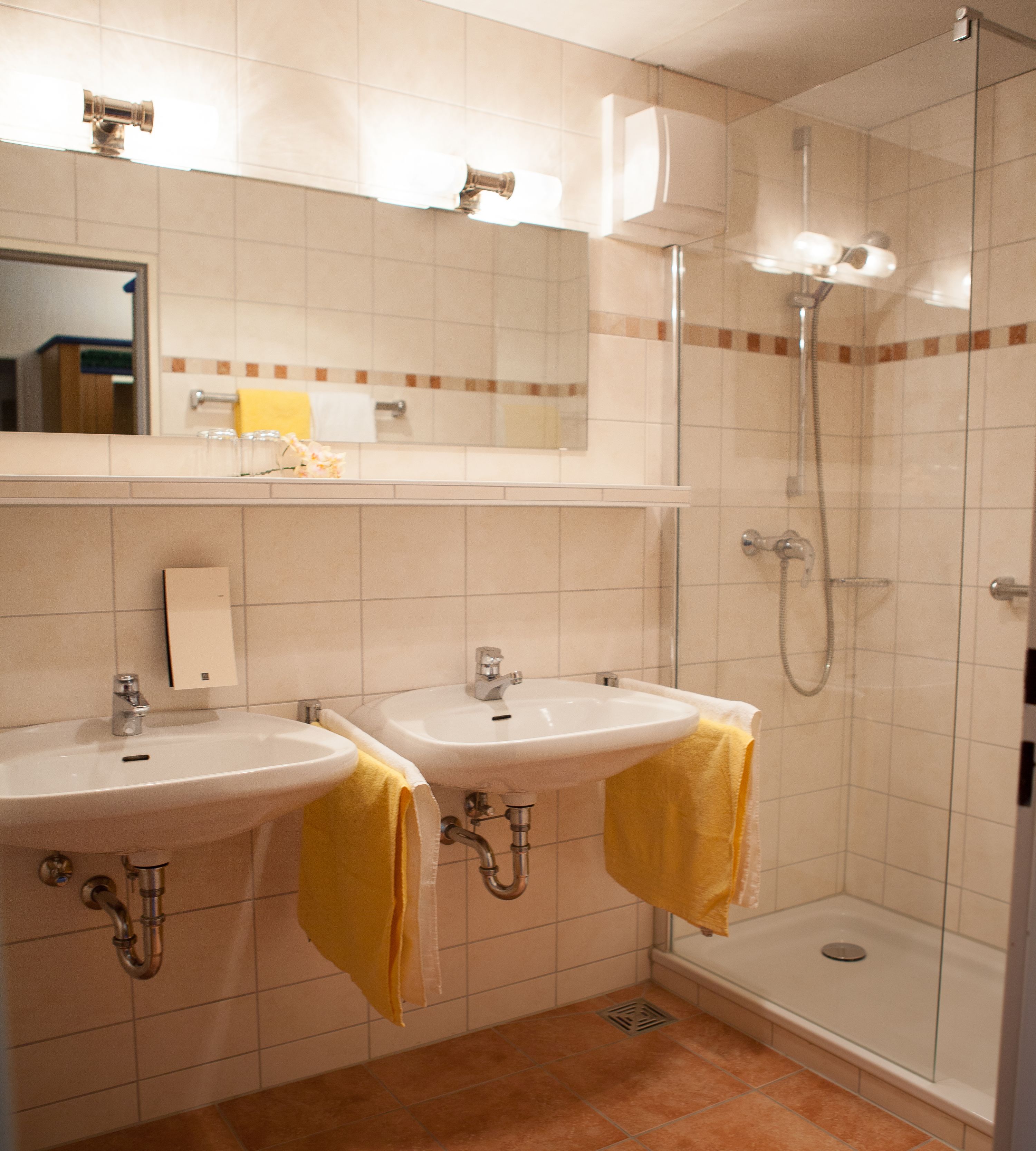 standard double room, 1 queen bed | bathroom | free toiletries, hair dryer, towels
