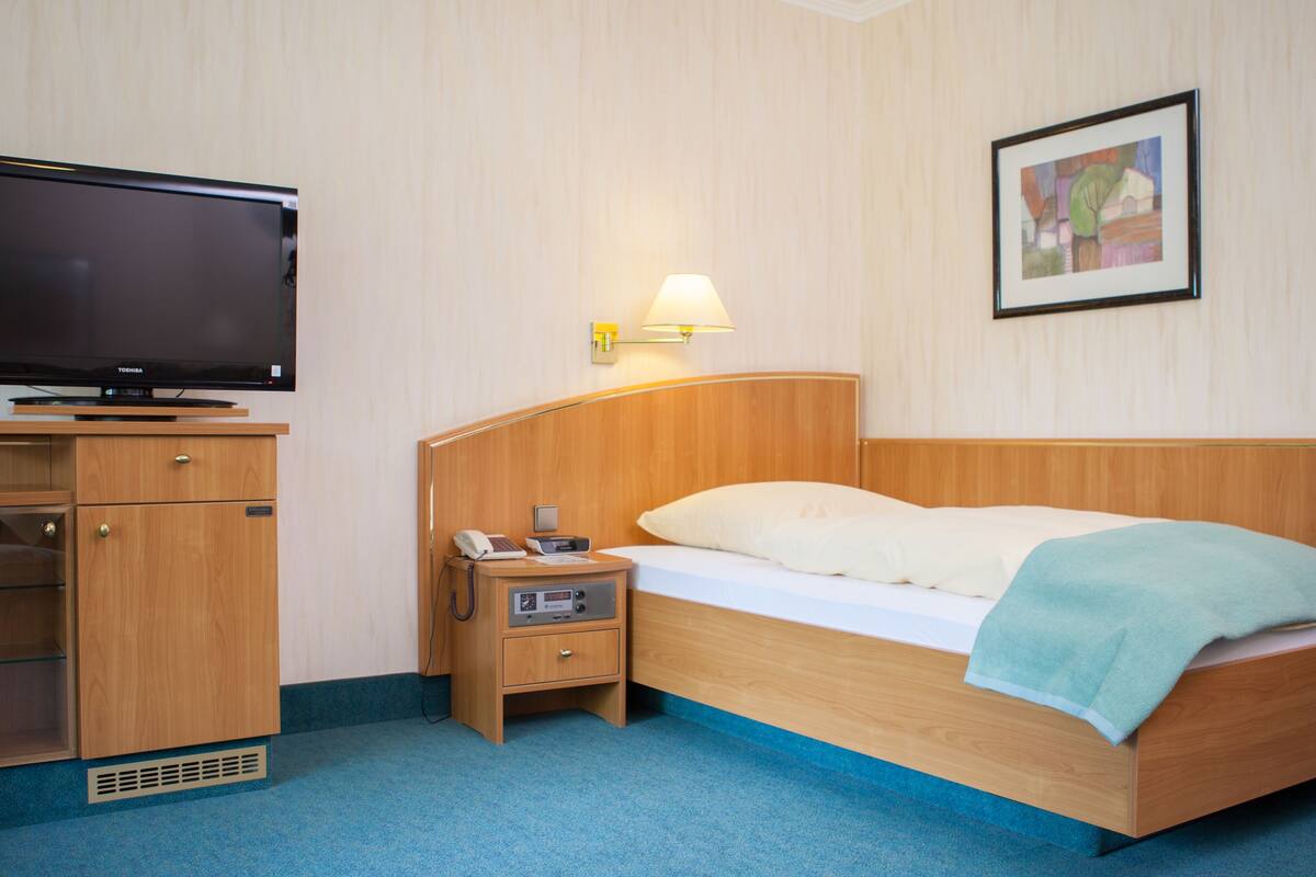 single room, 1 single bed | living area | 32-inch flat-screen tv with satellite channels, tv