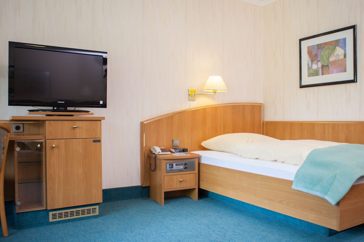 Single Room, 1 Single Bed | Living area | 32-inch flat-screen TV with satellite channels, TV