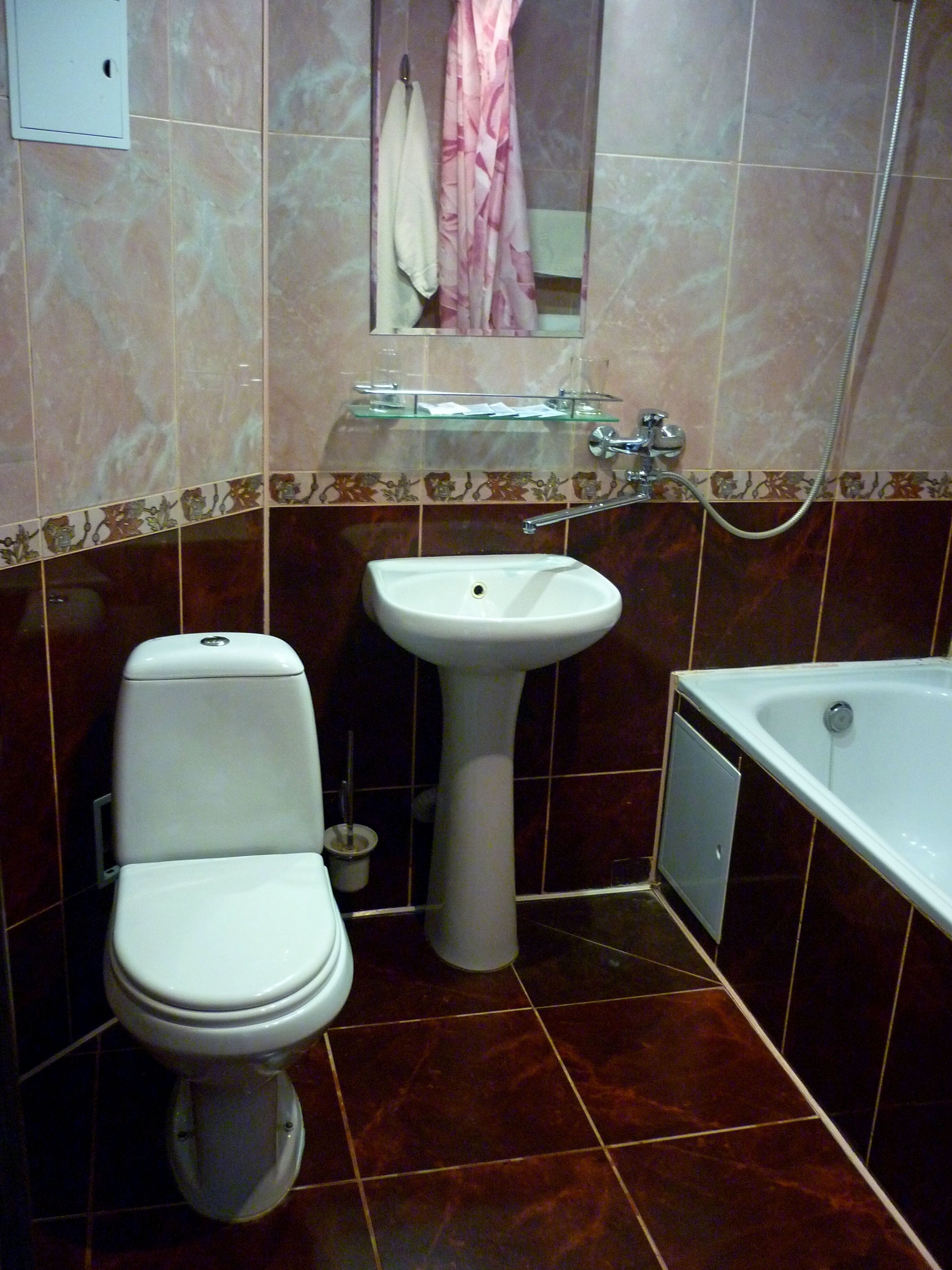 comfort twin room | bathroom | bathtub, free toiletries, towels