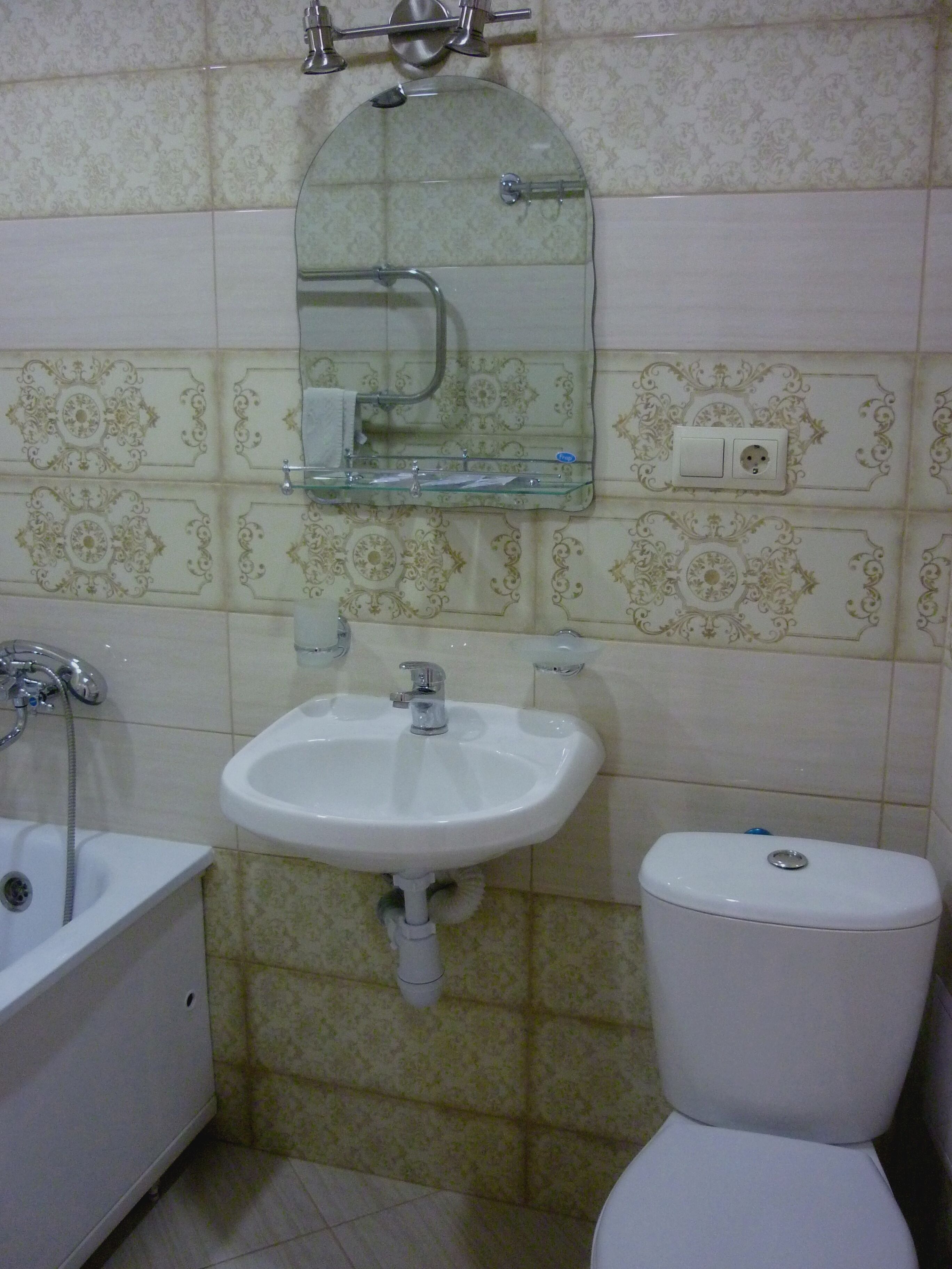 comfort single room | bathroom | bathtub, free toiletries, towels