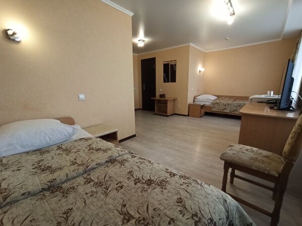 Kahden hengen comfort-huone (kaksi sänkyä) | Työpöytä, silitysrauta/-lauta, ilmainen Wi-Fi