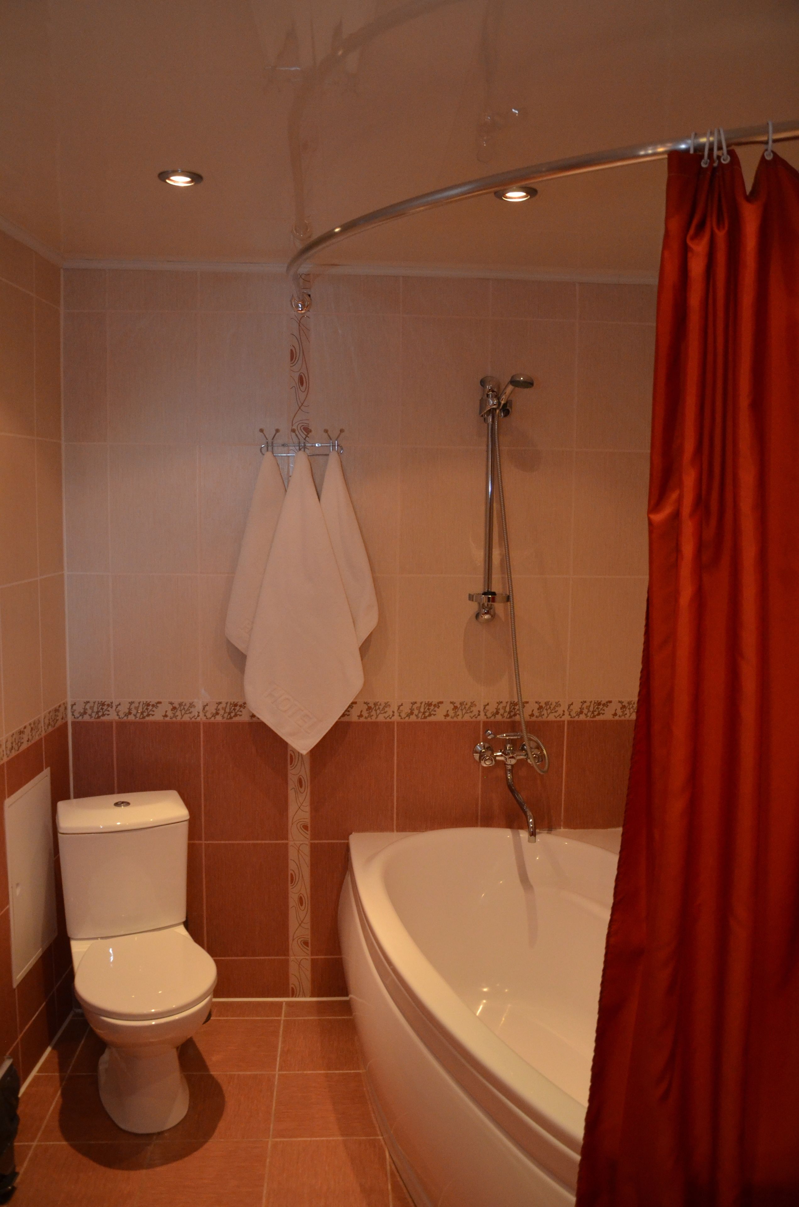 suite | bathroom | bathtub, free toiletries, towels