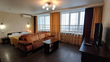 Studio | Desk, iron/ironing board, free WiFi
