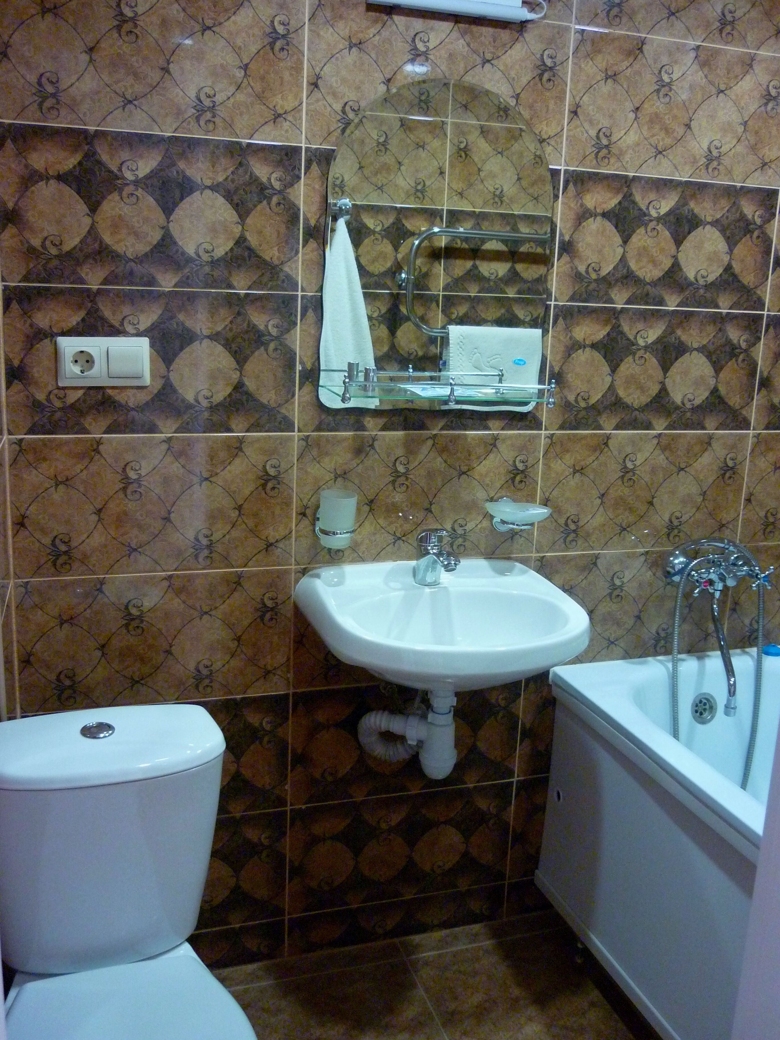 comfort double room | bathroom | bathtub, free toiletries, towels