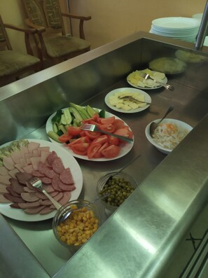 Daily continental breakfast (USD 5 per person)