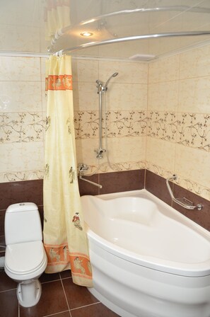 Sviitti | Kylpyhuone | Kylpyamme, ilmaiset hygieniatuotteet, pyyhkeet