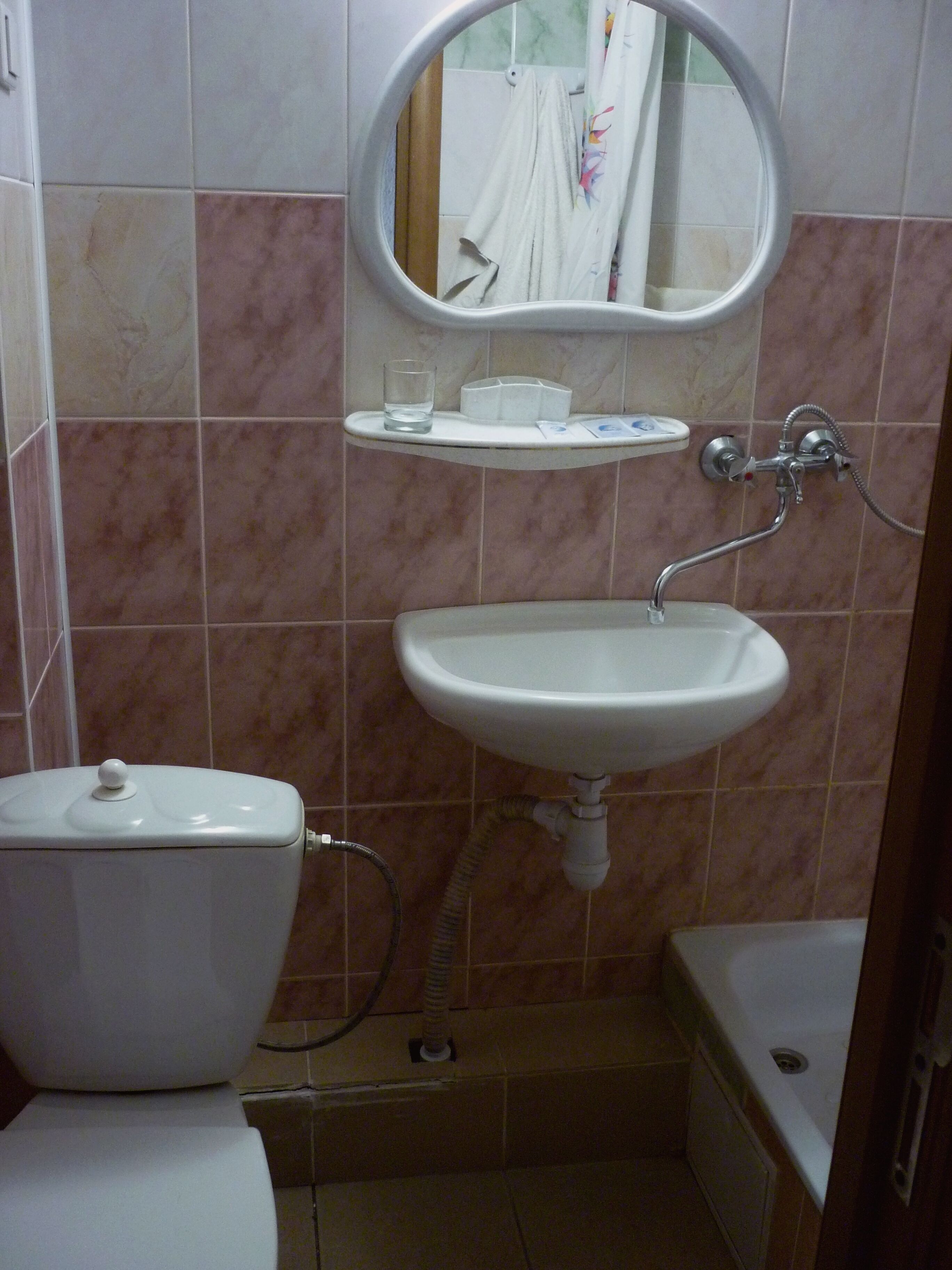 standard single room | bathroom | bathtub, free toiletries, towels