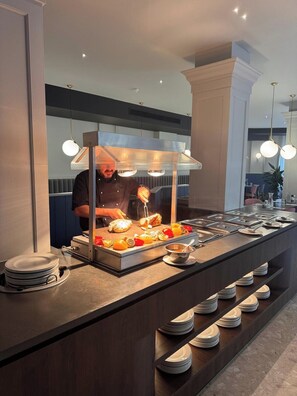 Petit déjeuner et dîner servis sur place