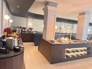 Desayuno buffet (EUR 10 por persona) 