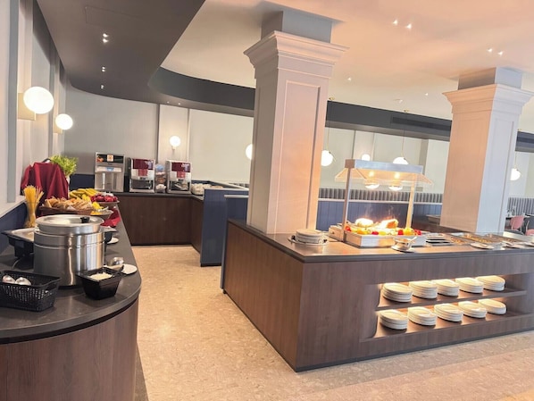 Desayuno buffet diario (EUR 10 por persona)
